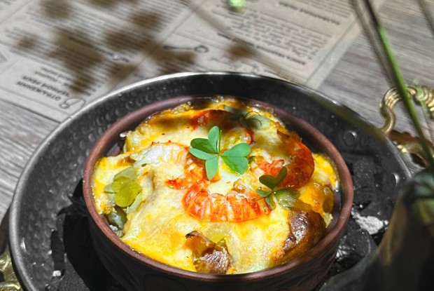 Жюльен из раковых шеек с луком-пореем в печеном картофеле