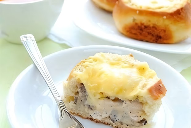 Жульен с курицей в булочке