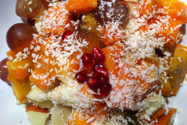 Зимний фруктовый салат с медом и кокосом