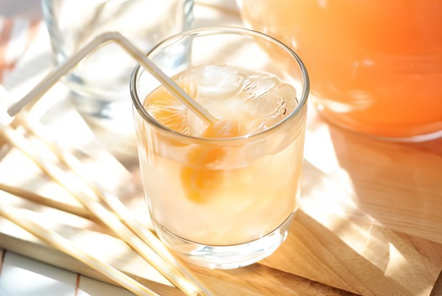 Зимний лимонад из грейпфрута с мандариновыми кубиками