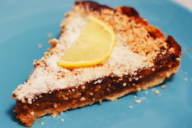 Зимний пирог с яблоками и вареной сгущенкой