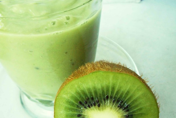 Зимний смузи из авокадо, банана и киви