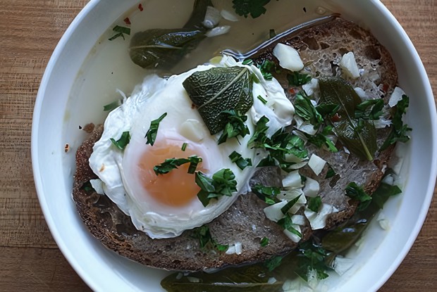 Зимний суп с чесноком и шалфеем