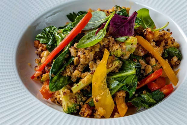 Злаковый салат со шпинатом