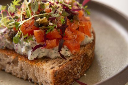 Злаковый тост с тартаром из слабосоленой форели