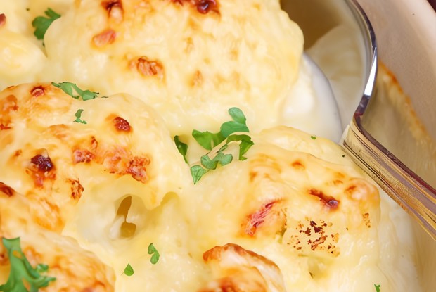 Золотистая цветная капуста с чесноком и пармезаном