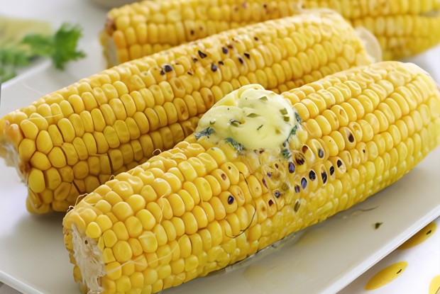 Золотистая кукуруза на гриле в сыре с дольками лайма