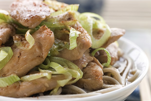 Золотистая курица терияки с жареным луком-пореем