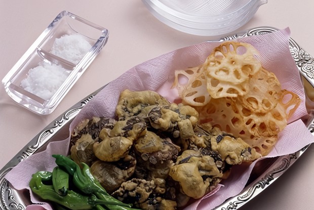 Золотистые грибы в кляре с зеленым луком