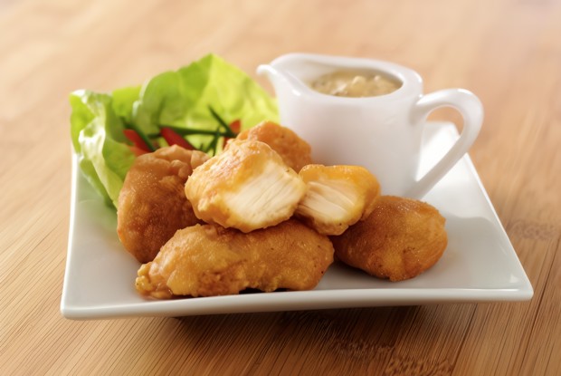 Золотистые куриные кусочки в кукурузных хлопьях с абрикосовым соусом