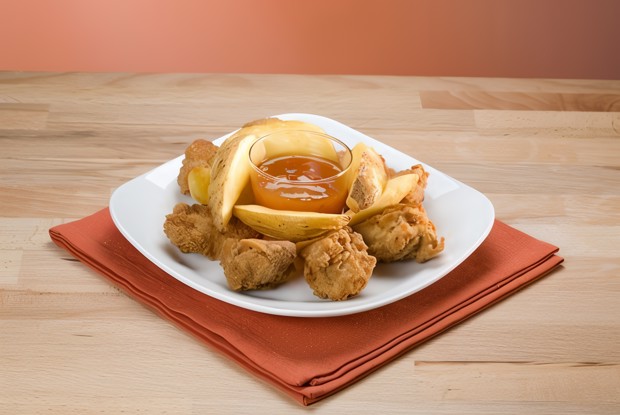 Золотистые куриные кусочки в сухарях с абрикосово-горчичным соусом