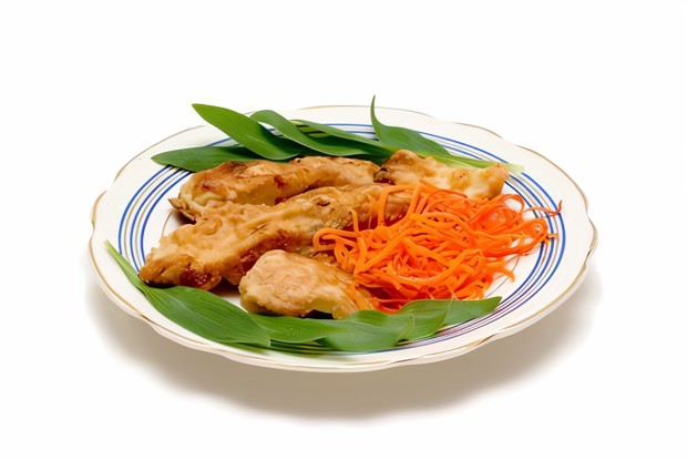 Золотистые кусочки морского языка в тесте с паприкой и солью