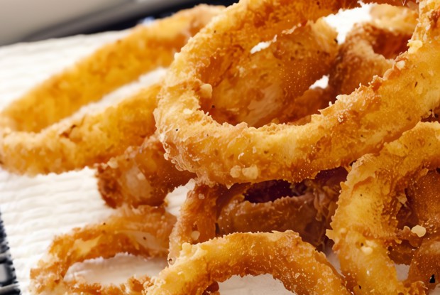 Золотистые луковые кольца, запеченные в оливковом масле