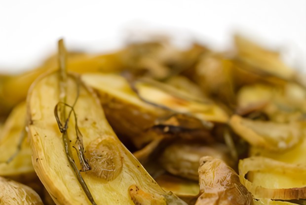 Золотистый картофель на утином жире с чесноком и тимьяном