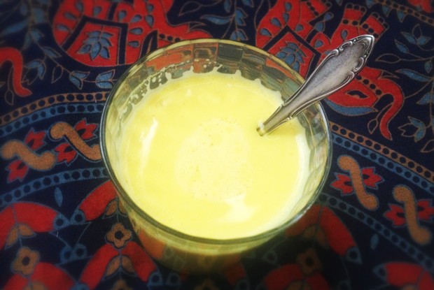 Золотое молоко с медом и куркумой