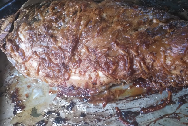 Золотой карп запеченный с чесноком и песто