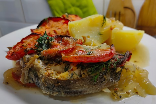 Зубатка с помидорами и луком