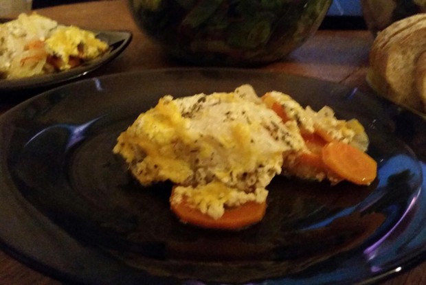 Зубатка, запеченная с овощами и сыром