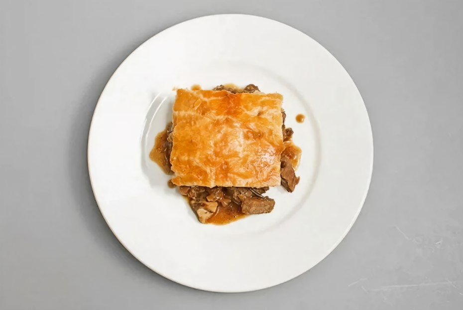 Фото рецепта Английский пирог с бараньими почками и белыми грибами Андрея Бугайского