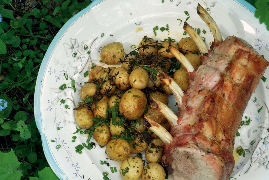 Фото рецепта Ариста из свиной корейки с молодой картошкой и травами