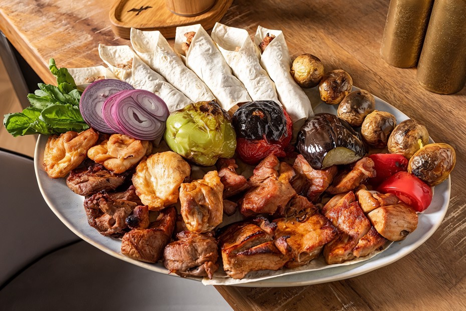 Фото рецепта Ассорти шашлыков с соусом сацебели