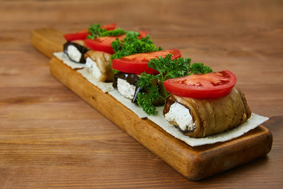 Фото рецепта Рулетики из баклажанов с надуги