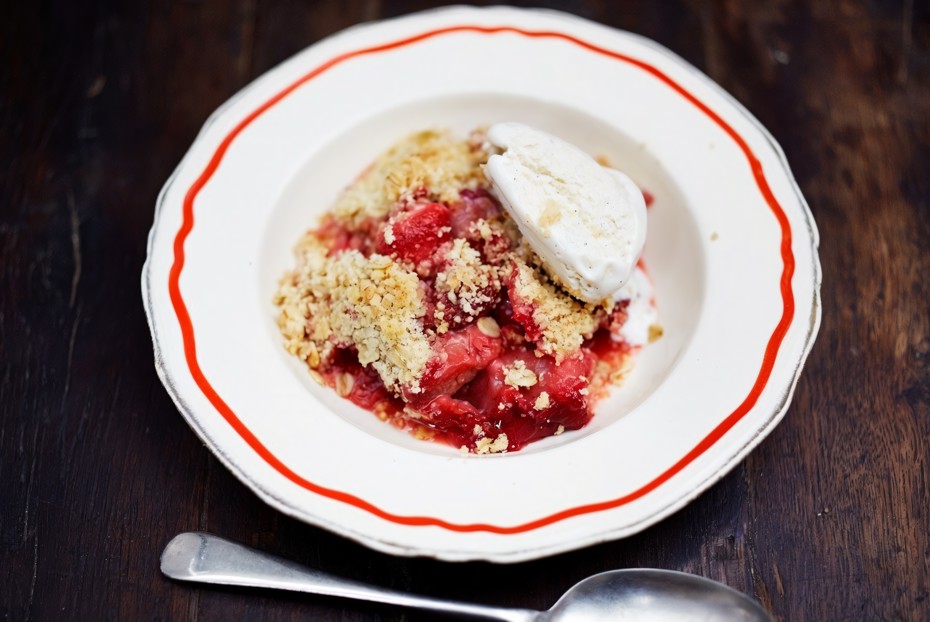 Фото рецепта Безглютеновый крамбл с ревенем и клубникой