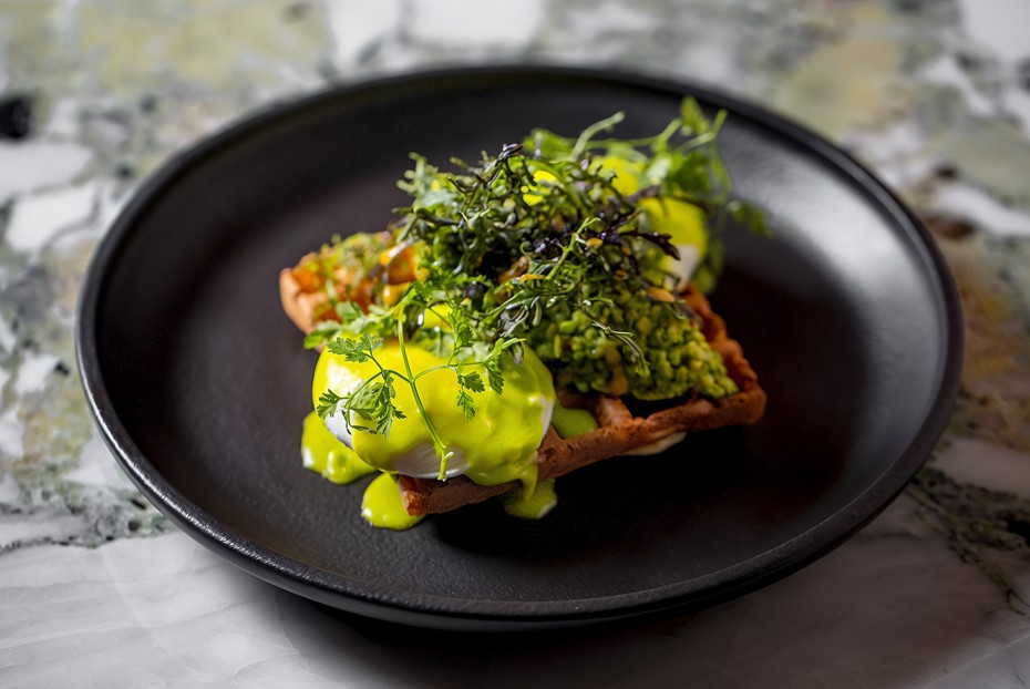 Фото рецепта Безглютеновые вафли с авокадо и яйцом пашот