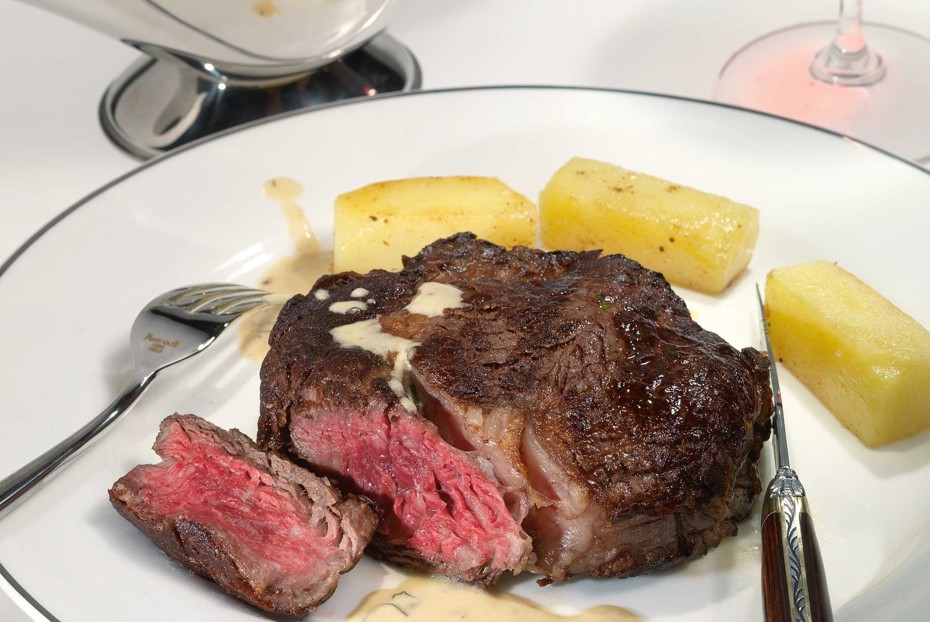 Фото рецепта Бифштекс с соусом из белого портвейна