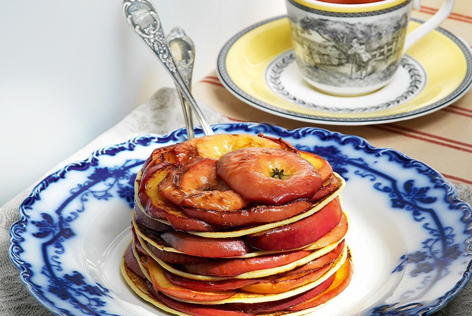 Фото рецепта Блинный торт с яблоком