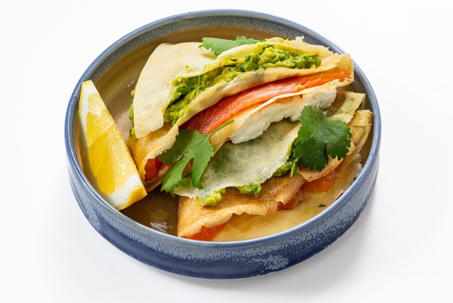 Фото рецепта Блины с авокадо и лососем