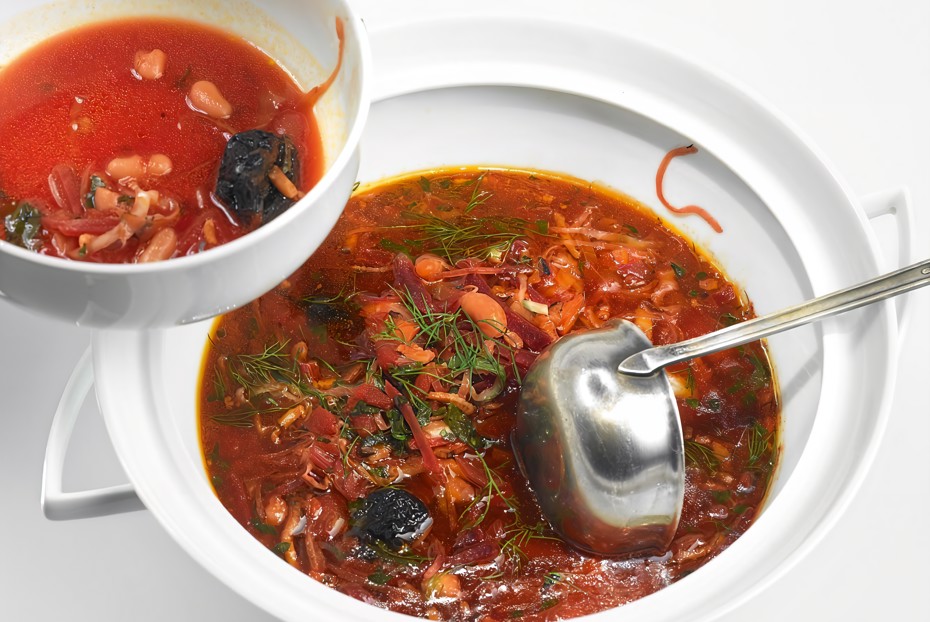 Фото рецепта Борщ с черносливом, фасолью и копченой грудинкой