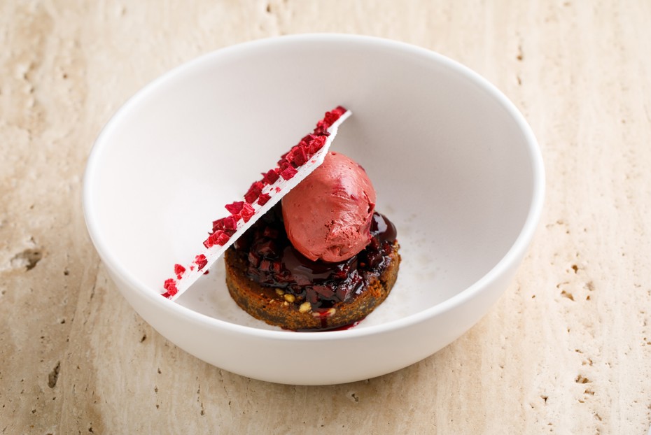 Фото рецепта Брауни с шоколадно-свекольным ганашем и соусом из черной смородины