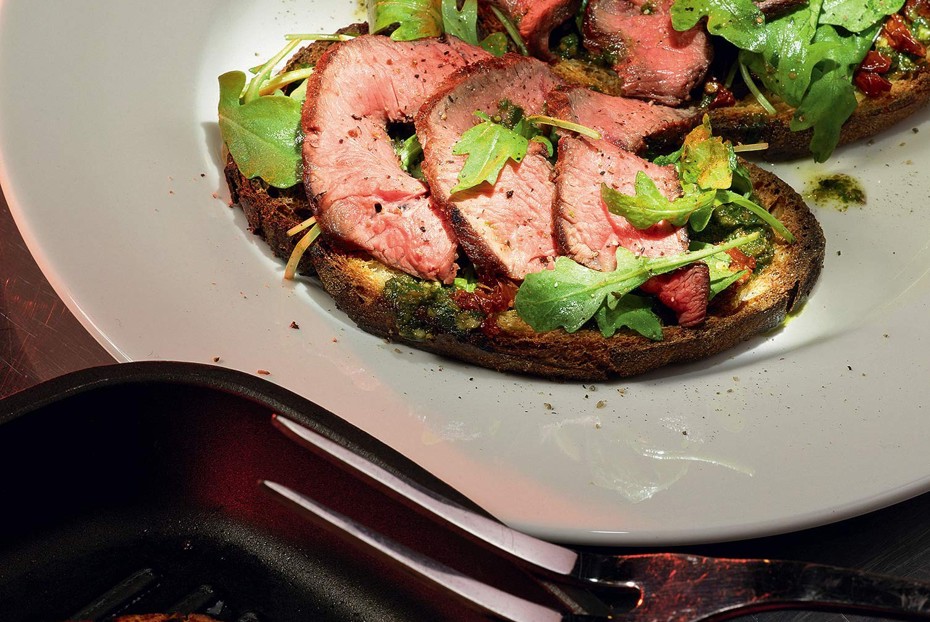 Фото рецепта Брускетта с говядиной, томатами и песто