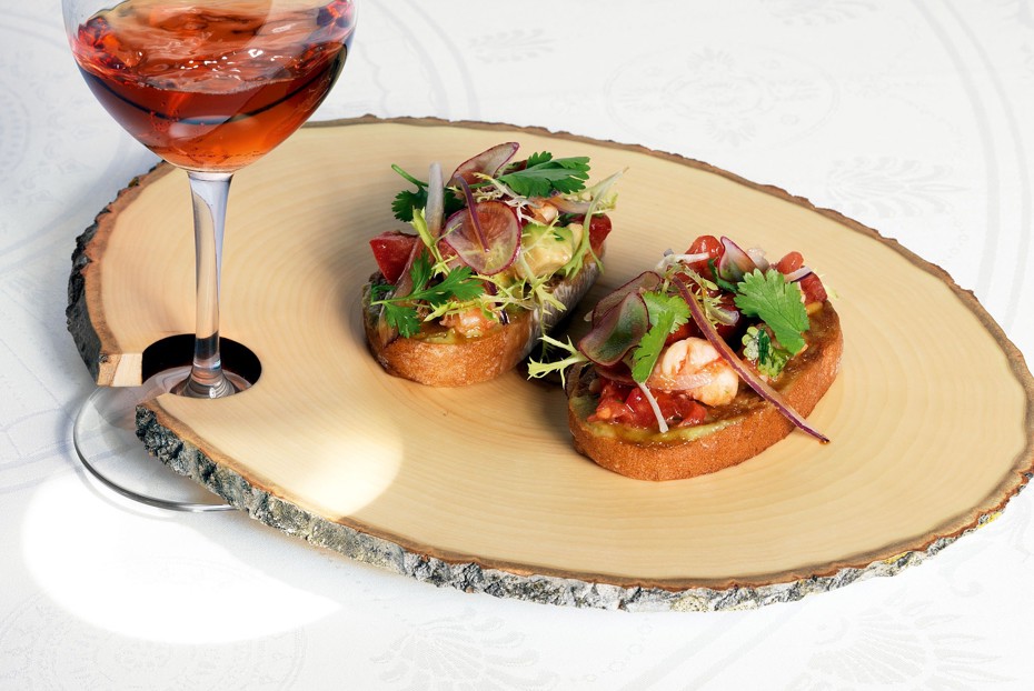 Фото рецепта Брускетта с креветками и муссом из авокадо