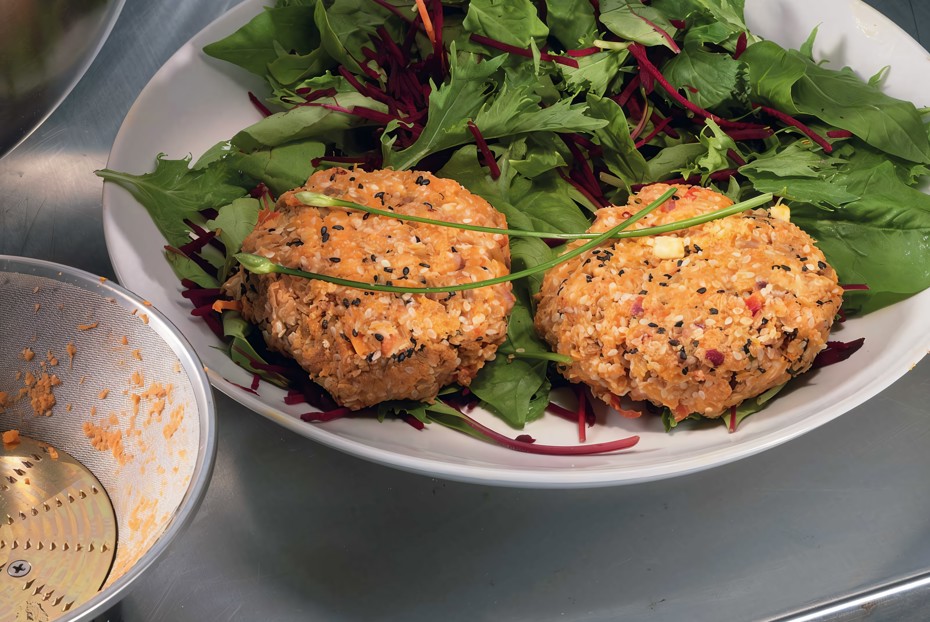 Фото рецепта Бургеры из моркови, подсолнечных семян и кунжута с зеленым салатом и свеклой
