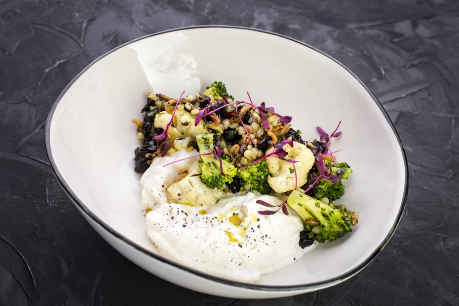 Фото рецепта Буррата с салатом из разных круп