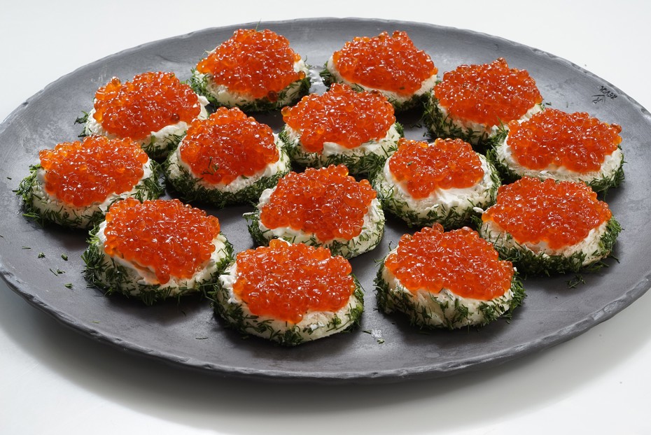 Фото рецепта Бутерброды с икрой, укропом и сметаной
