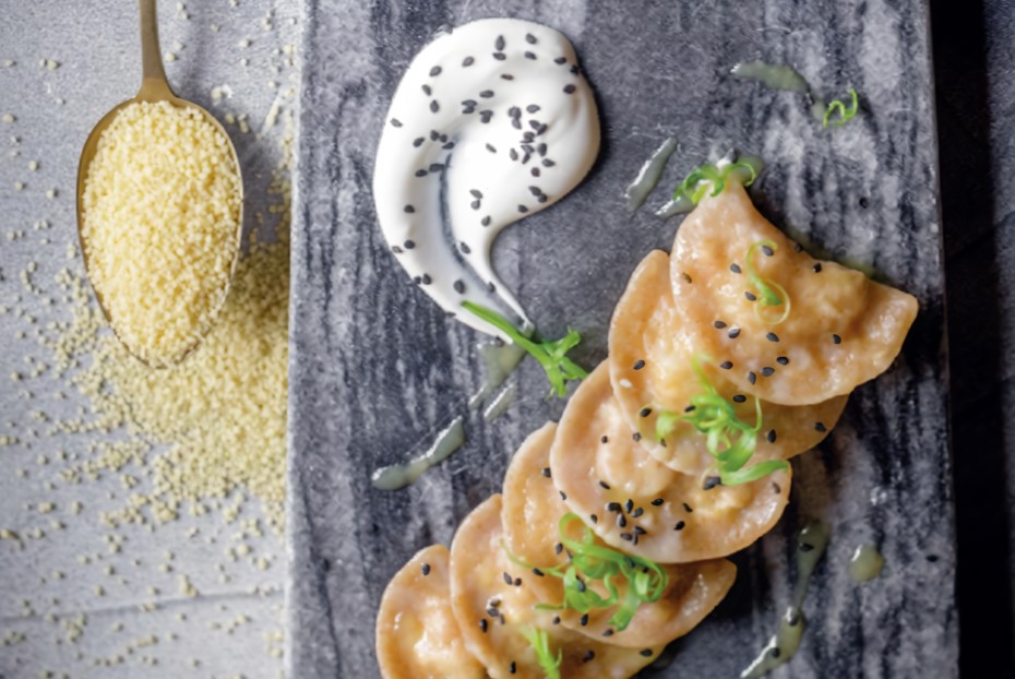 Фото рецепта Цельнозерновые вареники с кускусом и индейкой