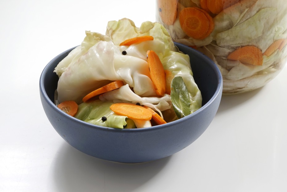 Фото рецепта Целые листья капусты, консервированные в медовой заливке