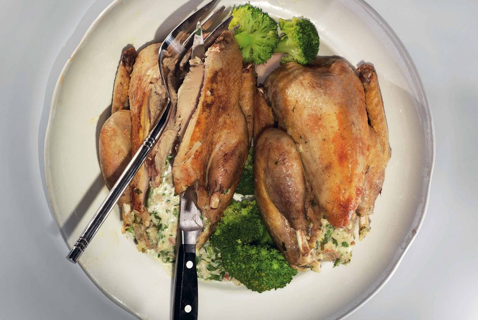 Фото рецепта Цесарка, фаршированная творожным сыром и ветчиной