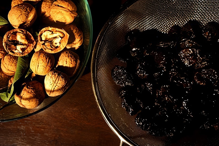 Фото рецепта Чернослив, фаршированный грецким орехом, в сметанном соусе