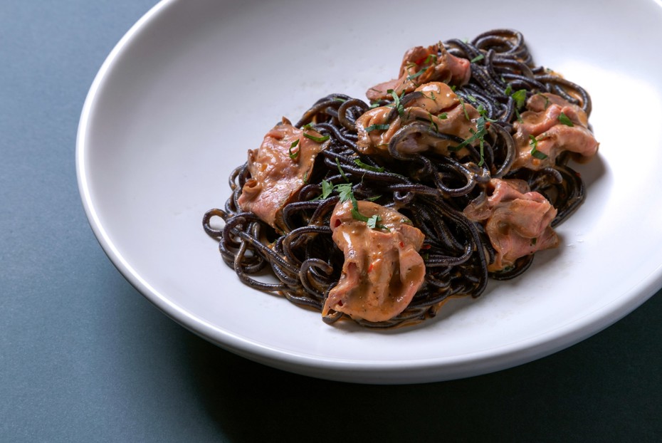 Фото рецепта Черные спагетти с ростбифом в соусе черный перец