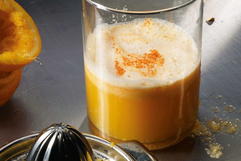 Фото рецепта Цитрусовый сок с чесноком, имбирем и кайенским перцем