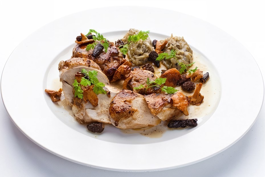 Фото рецепта Цыпленок с лесными грибами и воздушным картофелем с трюфелями