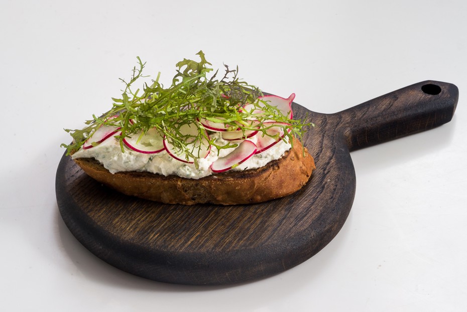 Фото рецепта Дачный тост с редиской и зеленью