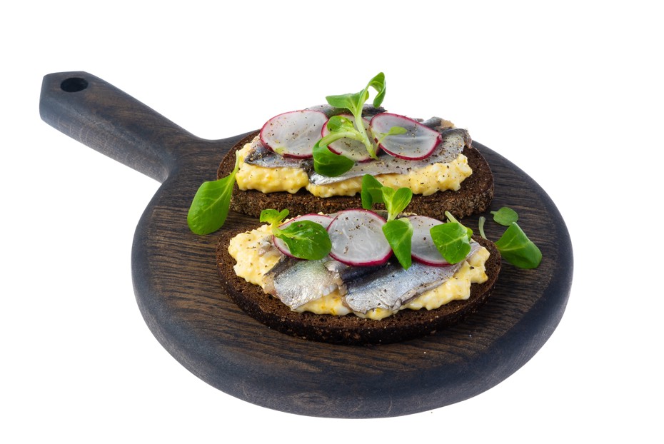 Фото рецепта Датский бутерброд с килькой и редиской