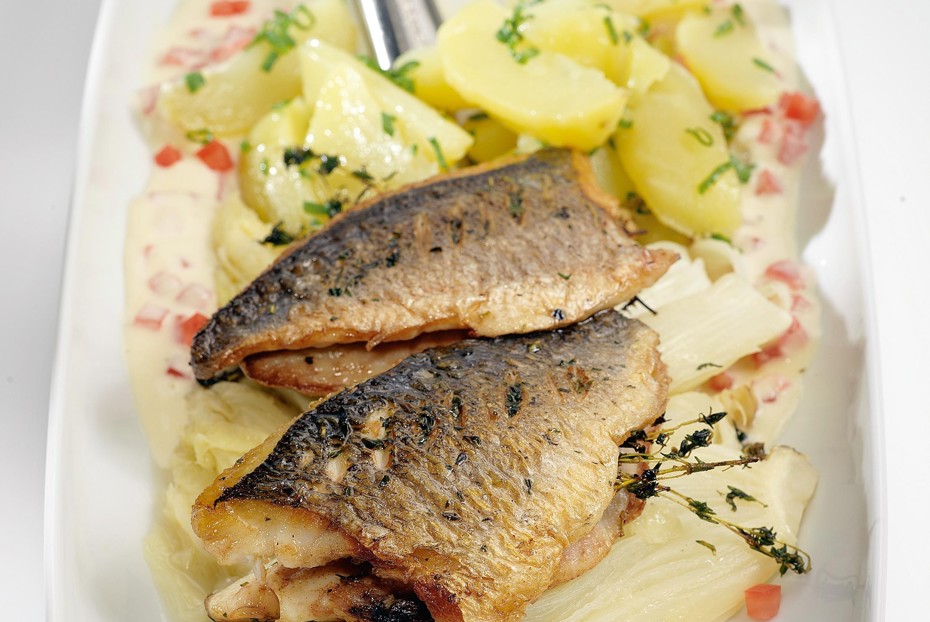 Фото рецепта Дорада со сливочно-винным соусом, пекинской капустой и картошкой