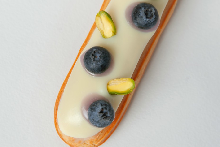 Фото рецепта Эклер с черной смородиной