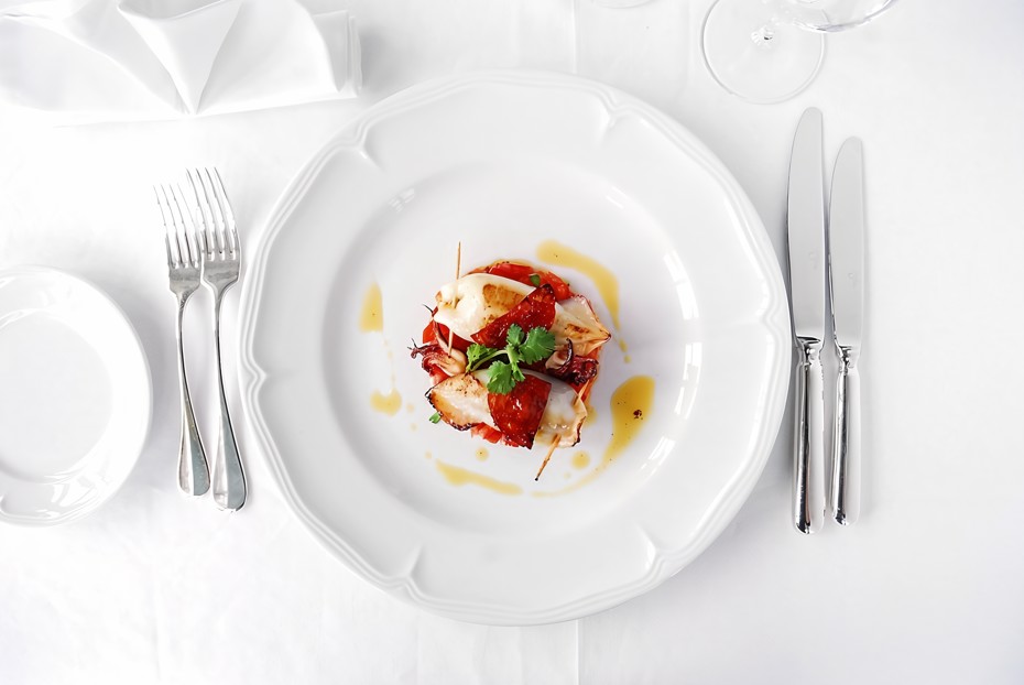 Фото рецепта Фаршированные кальмары на тартаре из томатов